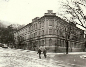 Андріївська, 1